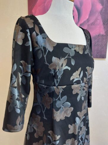 petite robe noir à motifs fleuris